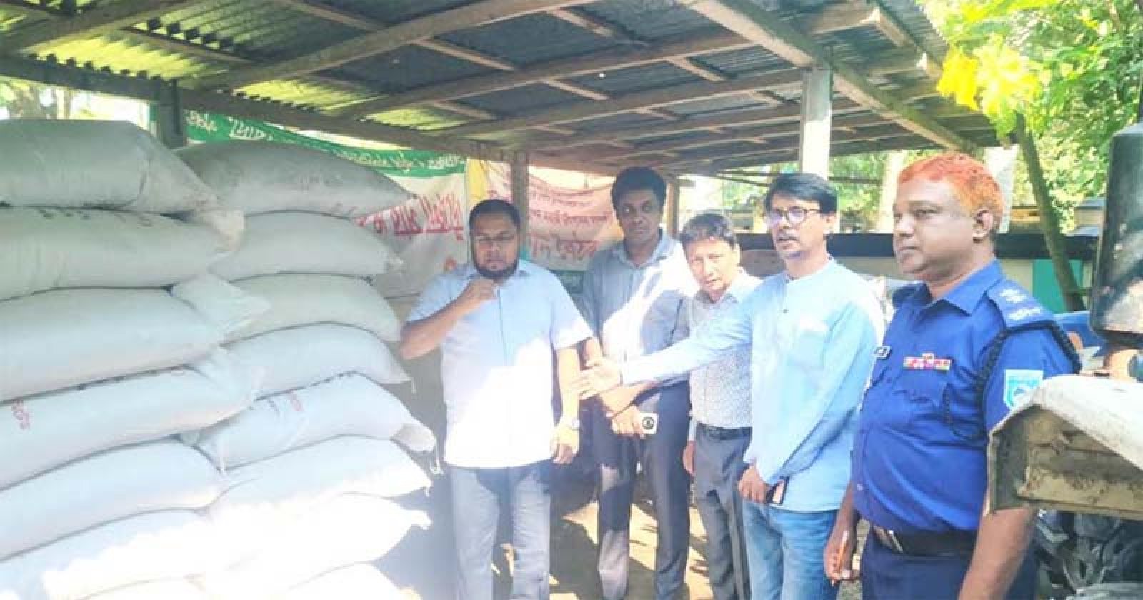 বোদায় পাচারের সময় ১২০ বস্তা সার জব্দ