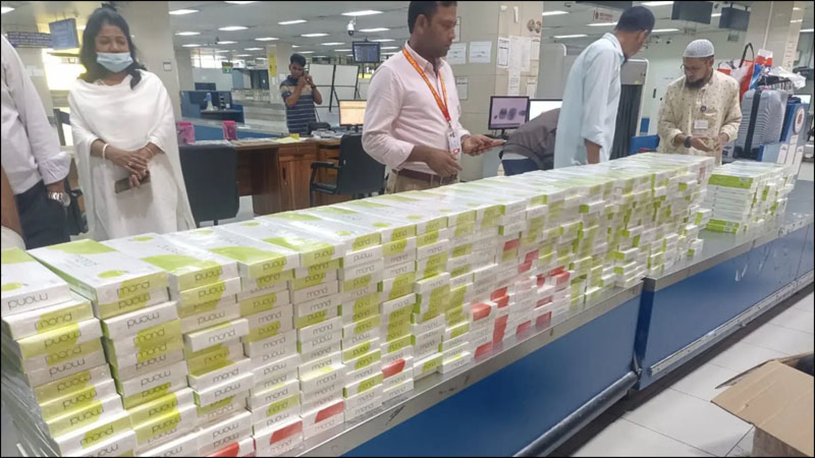 বিমানবন্দরে ৬৪৭ কার্টন সিগারেট ও নিষিদ্ধ বিউটি ক্রিম জব্দ