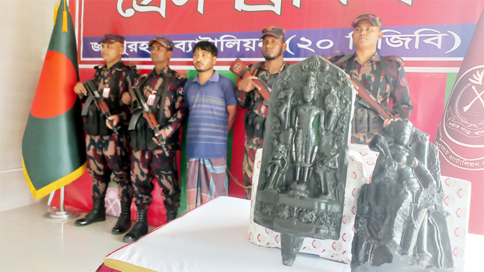 ২৫ কেজির কষ্টিপাথরের মূর্তি উদ্ধার