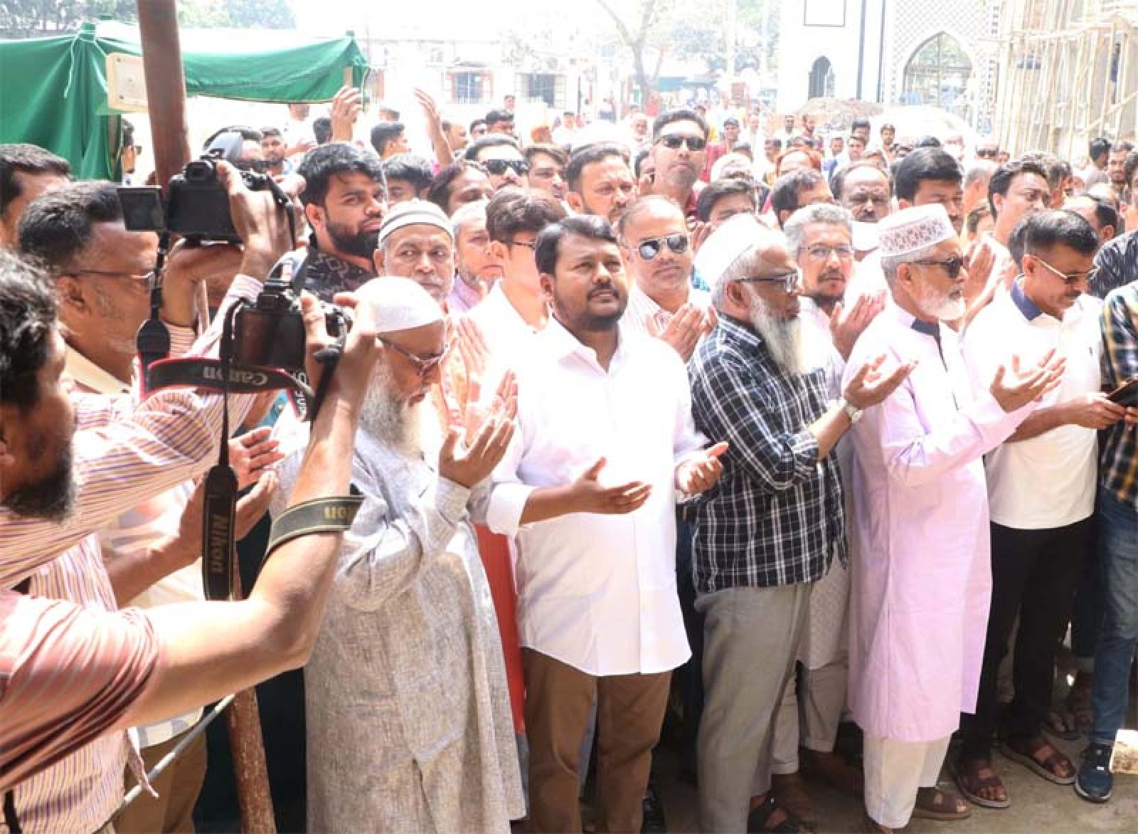 হযরত শাহ মখদুম রুপোশ (রহঃ) এর মাজার জিয়ারত করলেন নবনিযুক্ত রাসিক প্রশাসক