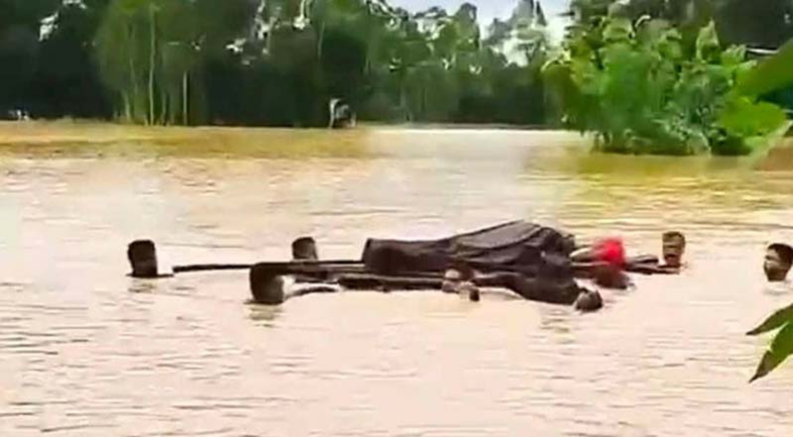 চারদিকে বন্যার পানি, ভেলায় ভাসিয়ে লাশ নেওয়া হলো দূরের কবরস্থানে