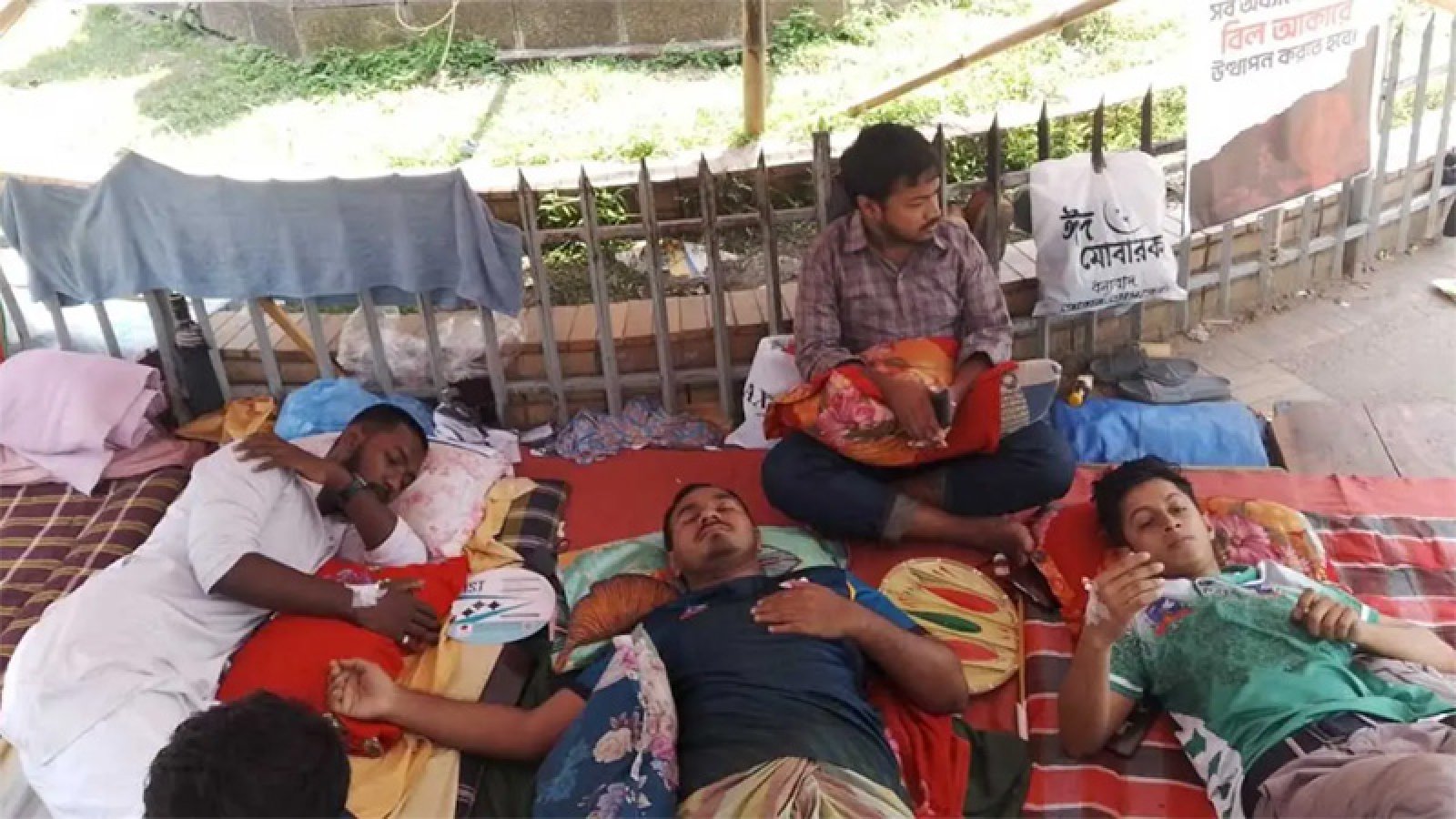 আমরণ অনশনের ৭০ ঘণ্টা, দাবি আদায়ে অনড় শিক্ষার্থীরা