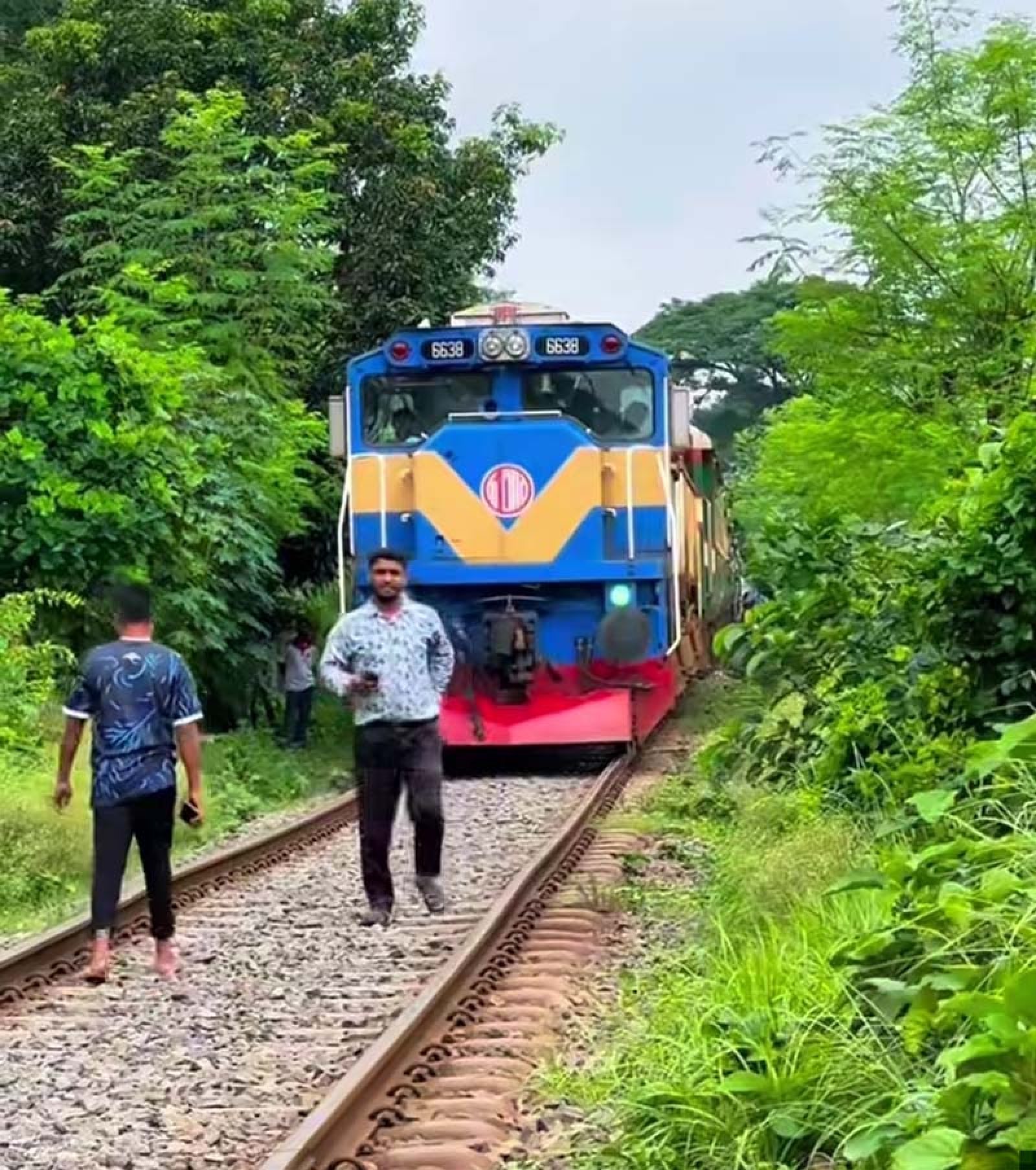 সাড়ে ৮ঘণ্টা পর স্বাভাবিক রাজশাহীর রেল যোগাযোগ