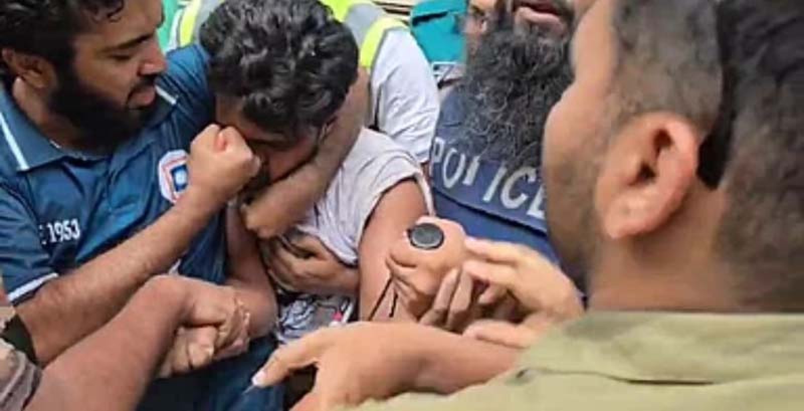 রাকসু-শিবির নেতার রাবি গ্রন্থাগারে মারধরের ঘটনা নজিরবিহীন