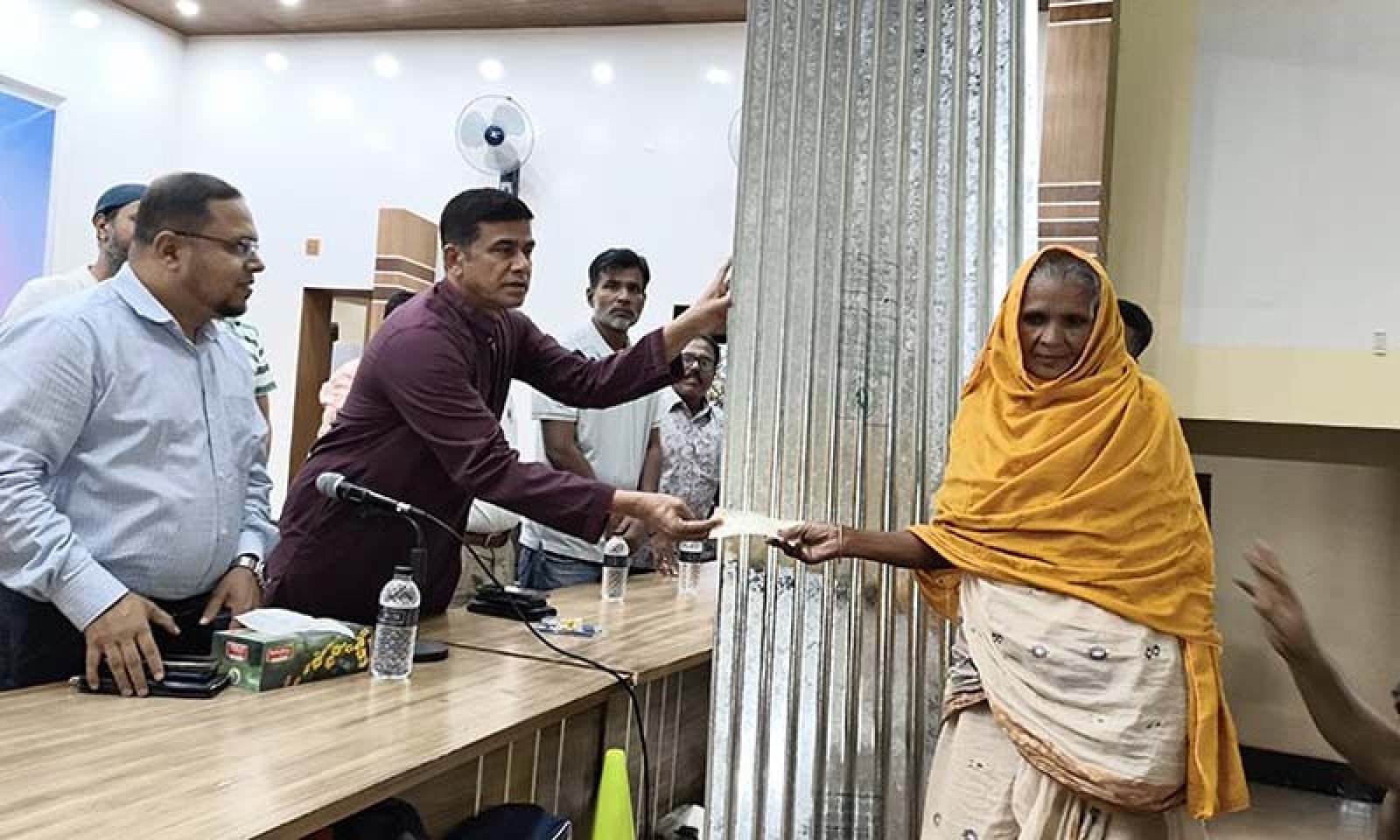 বোদায় অগ্নিকাণ্ডে ক্ষতিগ্রস্তদের মাঝে ঢেউটিন ও চেক এবং খেলা সামগ্রী বিতরণ করলেন