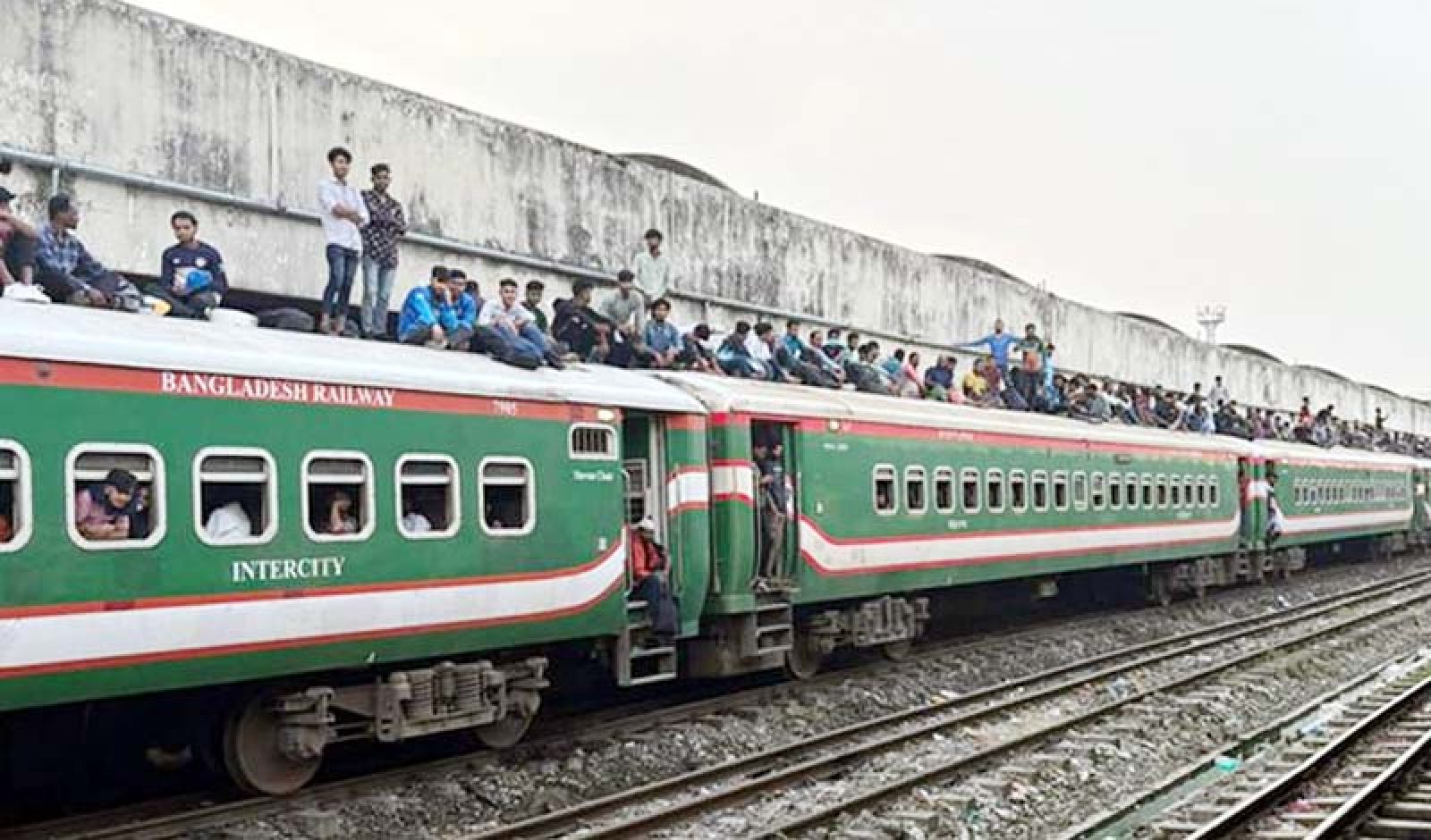 রাজধানী ছেড়ে ঘরমুখো মানুষের ঢল