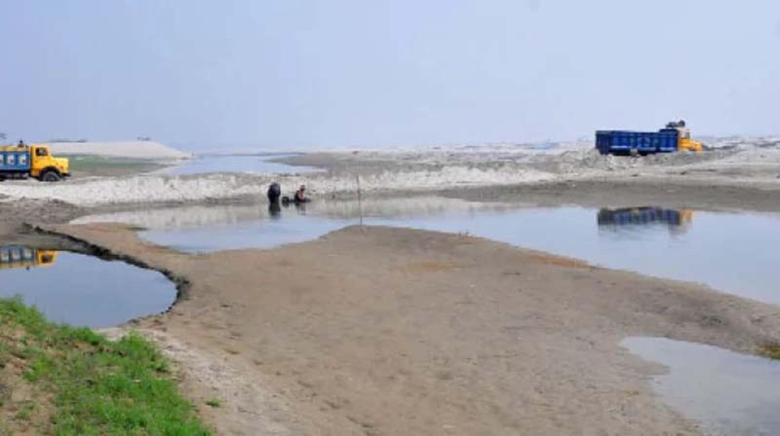 ক্ষমতার দম্ভে বেপরোয়া বিএনপি নেতারা: রাজশাহীর বাঘায় পদ্মা থেকে কোটি টাকার বালু লুট