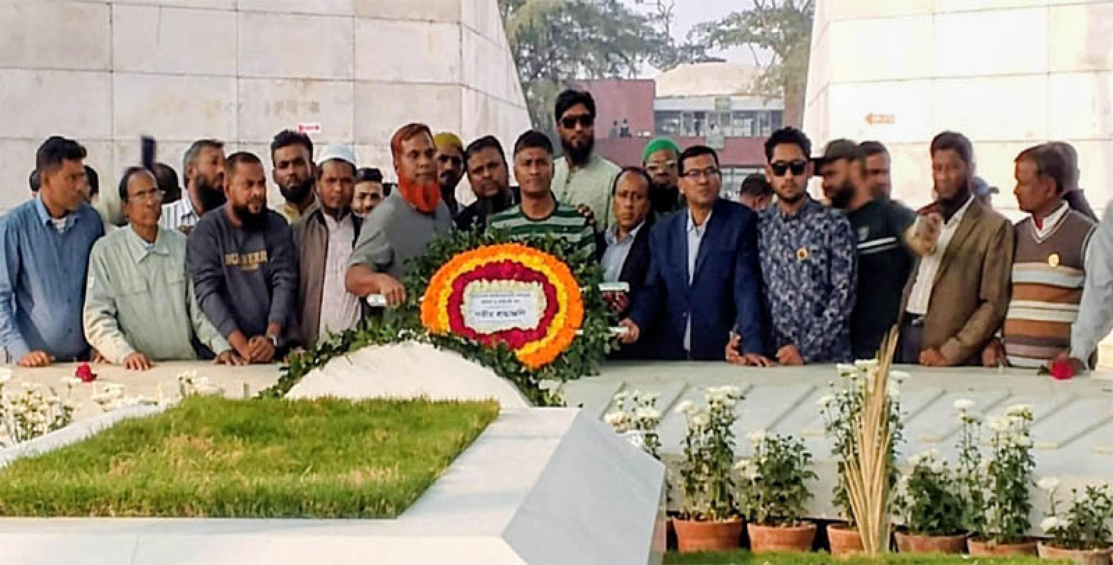 রেলওয়ে শ্রমিক ও কর্মচারী দলের খালেদা জিয়া ও জিয়াউর রহমানের সমাধিতে পুষ্পস্তাপক অর্পণ