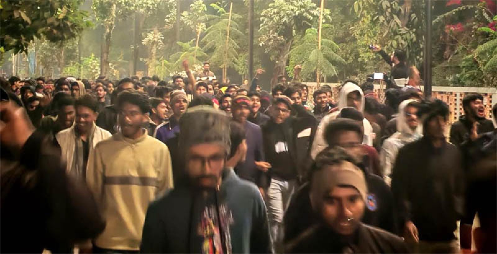গভীর রাতে  খুবি শিক্ষার্থীদের বিক্ষোভ