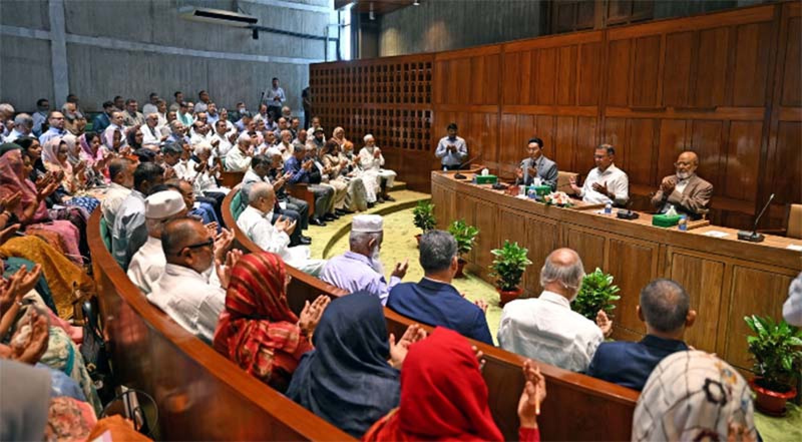 প্রধানমন্ত্রীর সভাপতিত্বে সরকারদলীয় এমপিদের বৈঠক