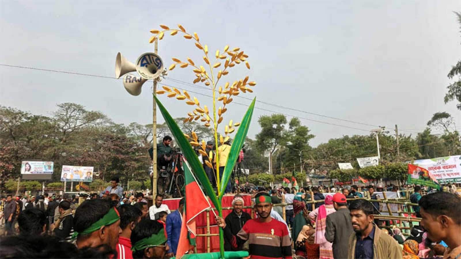 বাড়ছে নেতাকর্মীদের ঢল ॥ মাঠে সাজ সাজ রব