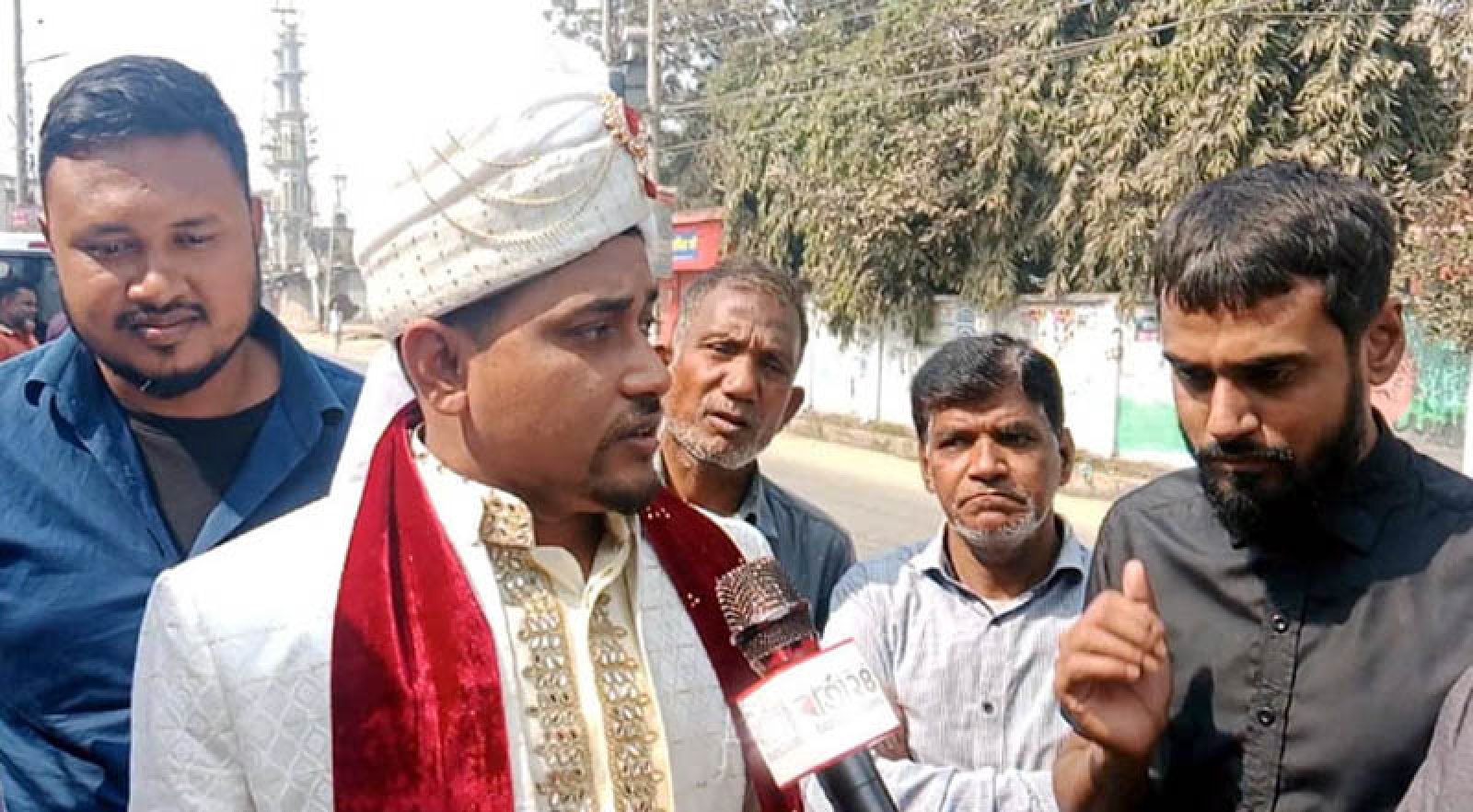 বিয়ের সাজে ভোটকেন্দ্রে বর