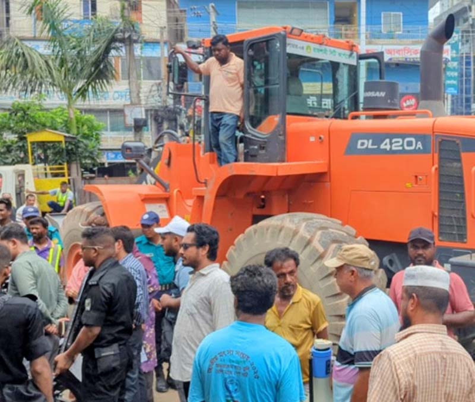 ফুটপাত দখল মুক্ত ও যাননজট নিরসনে রাসিকের উচ্ছেদ অভিযান