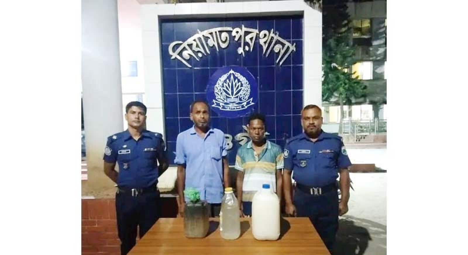 নিয়ামতপুরে ৩০  লিটার চোলাই মদসহ গ্রেপ্তার ২