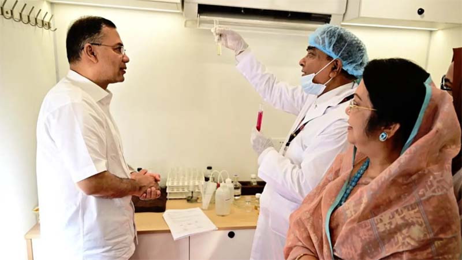নিরাপদ খাদ্য পরীক্ষার ভ্রাম্যমাণ ল্যাব পরিদর্শন করলেন
