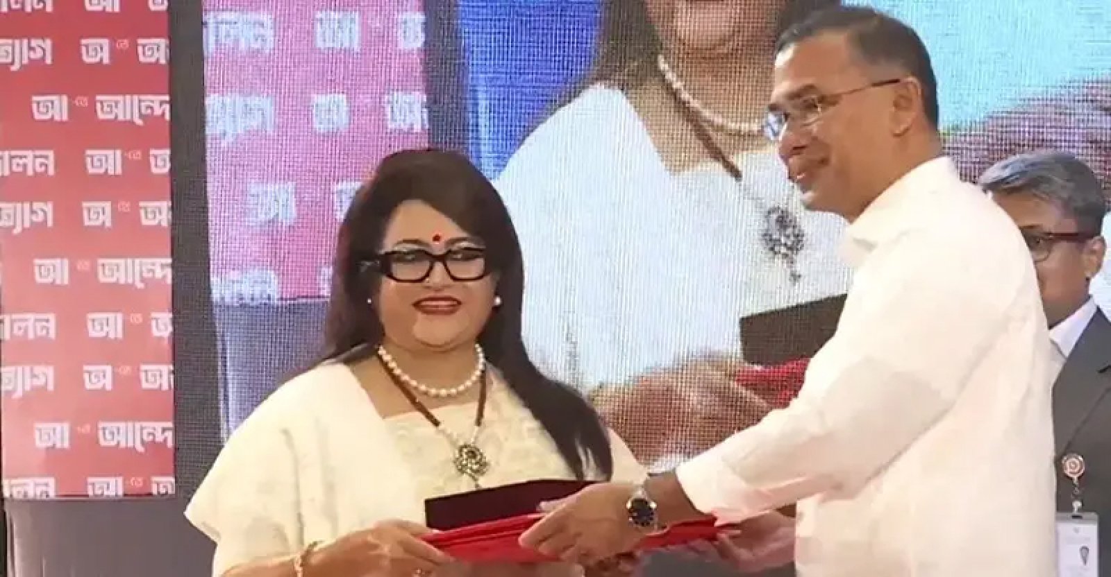 গুণীজনদের হাতে একুশে পদক তুলে দিলেন