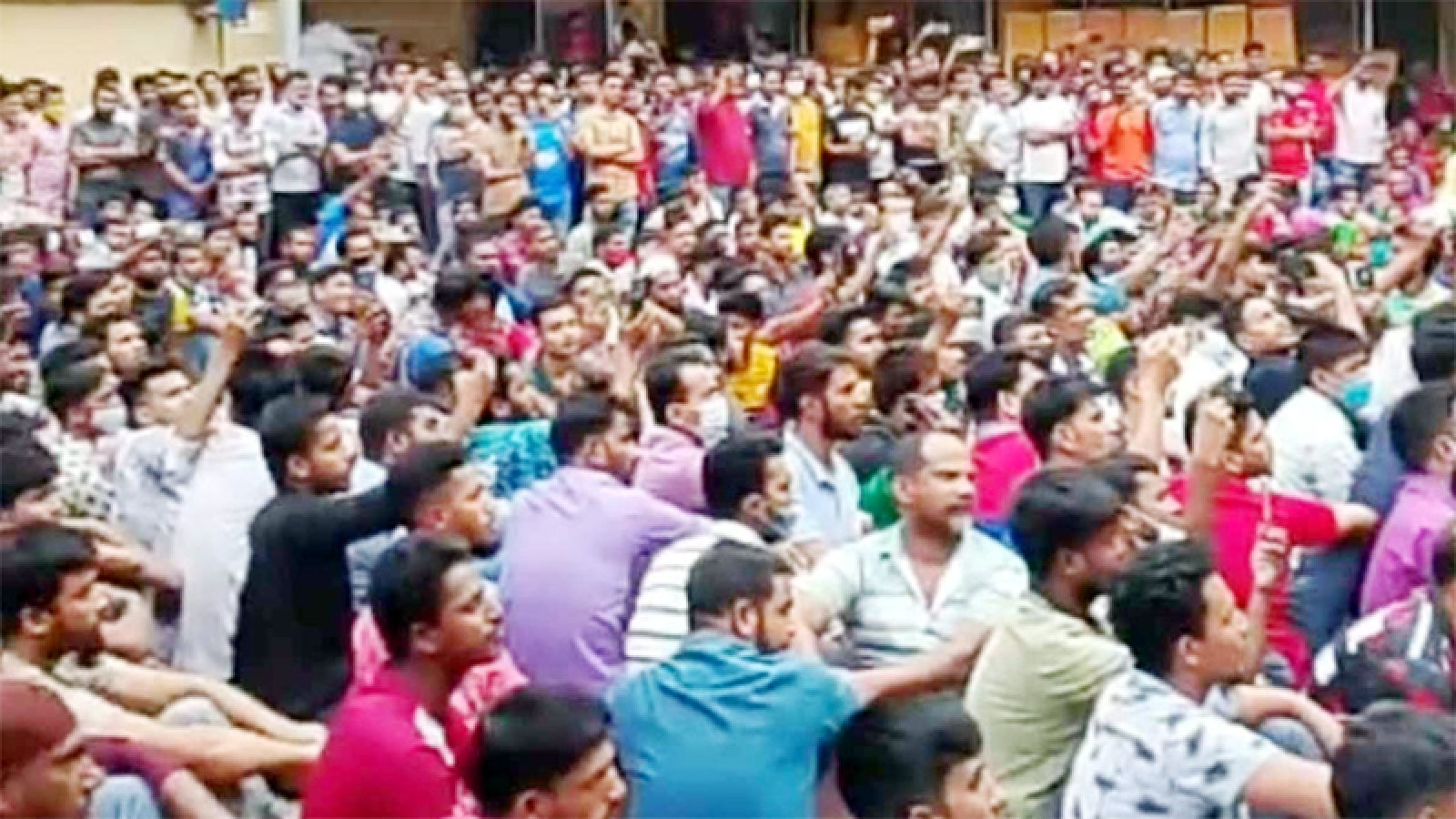 বাৎসরিক ছুটির টাকার দাবিতে শ্রমিকদের বিক্ষোভ