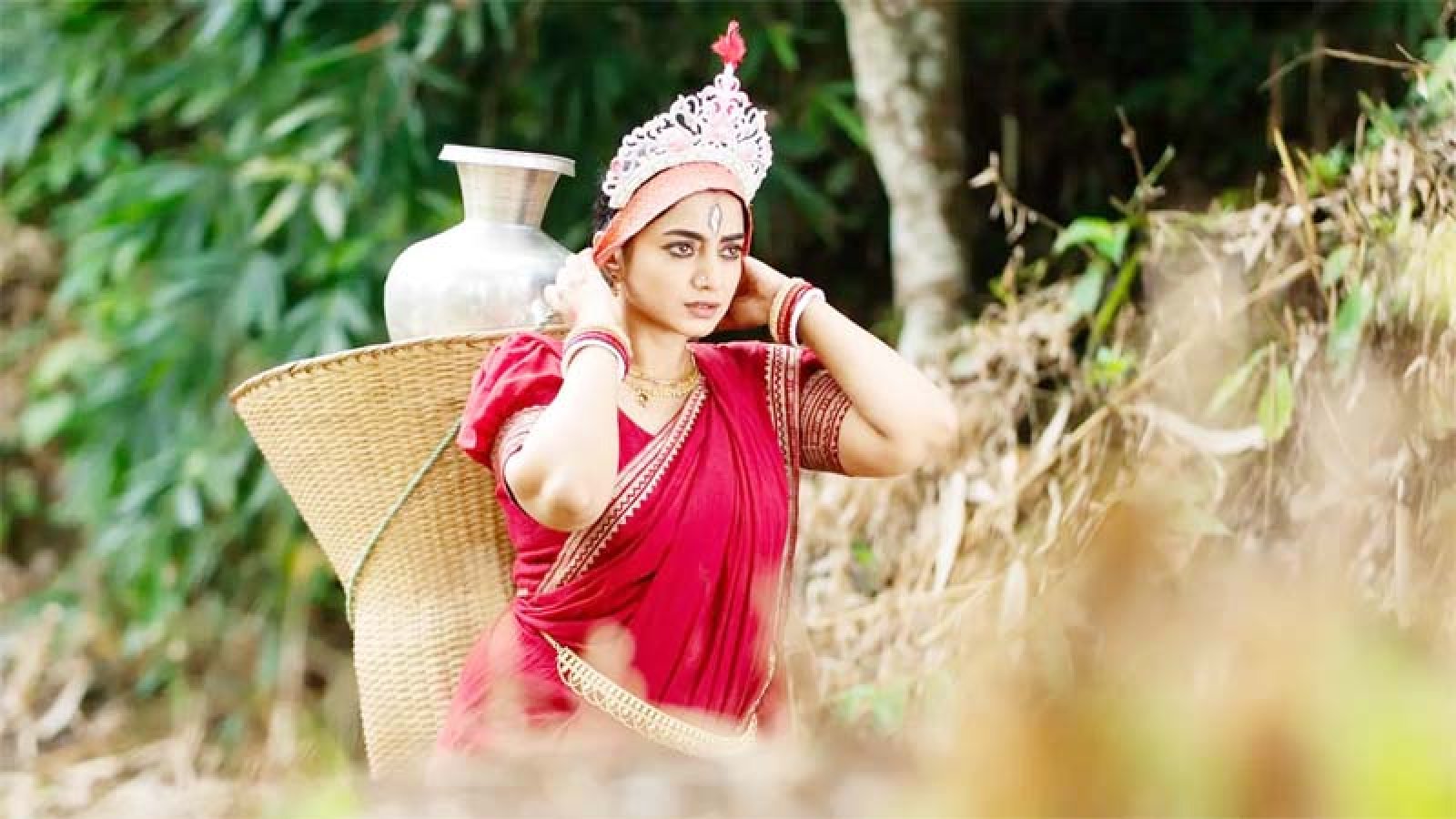 দেবী দুর্গার প্রতীকী রূপ ধারণ করে  ভক্তদের চমকে দিলেন, ছড়ালেন মুগ্ধতা