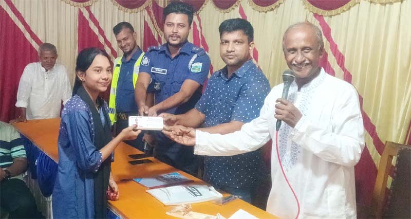 গোমস্তাপুর দুর্গাপূজা উপলক্ষে নাট্য ও নিত্য প্রতিযোগিতার পুরস্কার বিতরণ