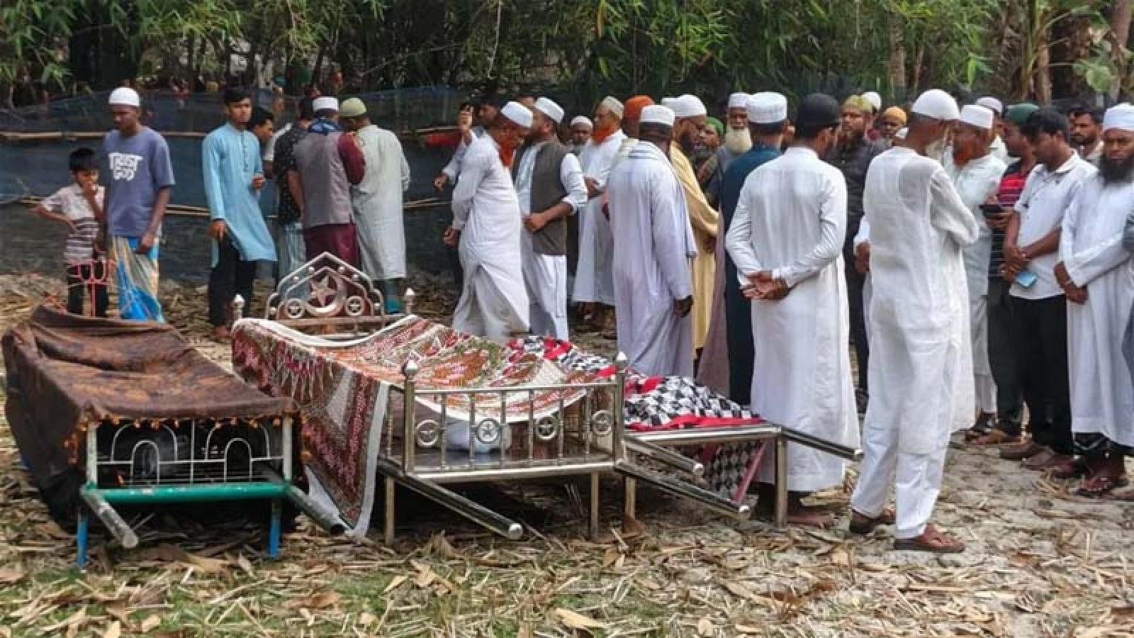 রামপালে নববধূ মিতুসহ তিনজনের দাফন সম্পন্ন