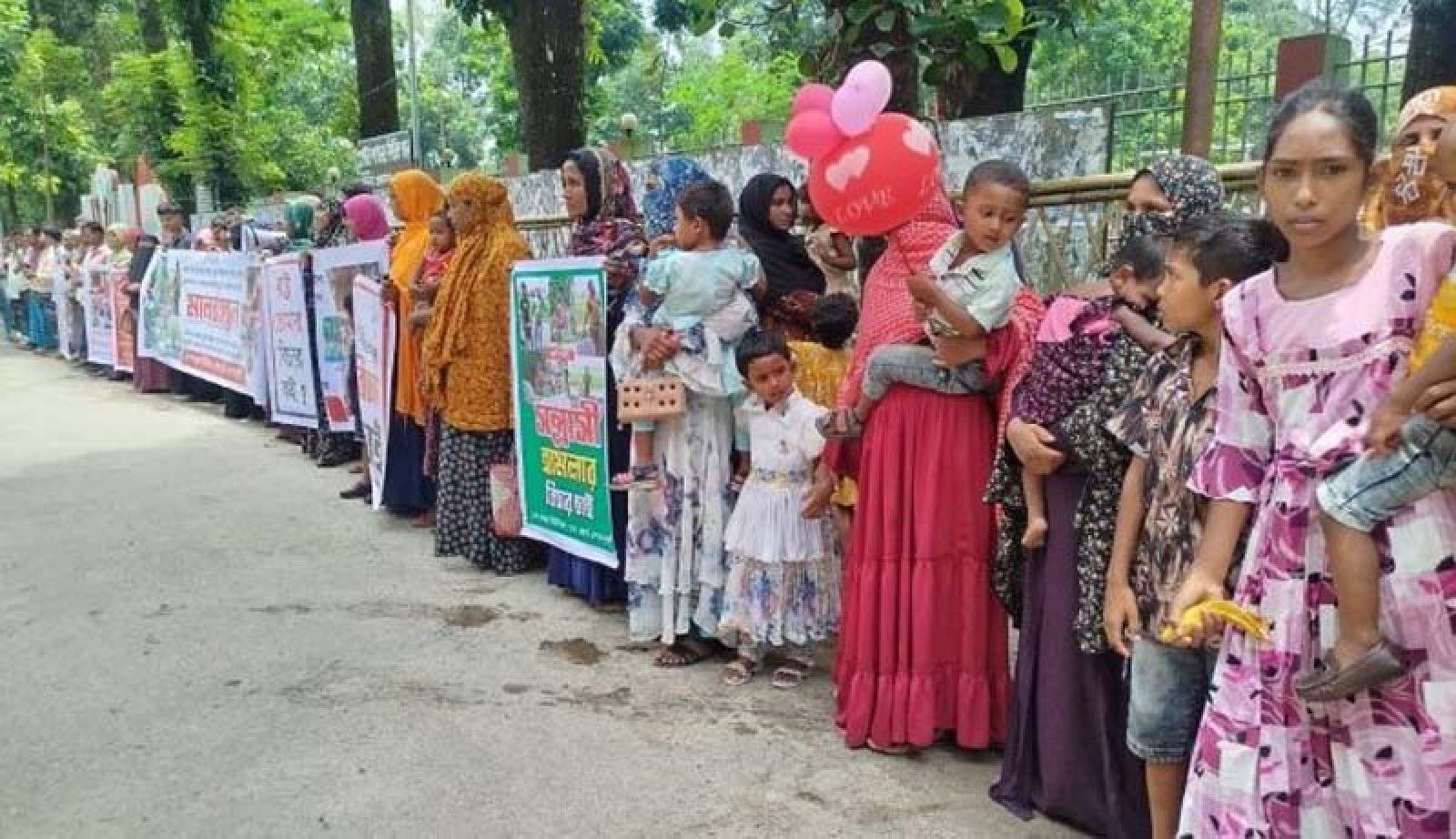 শান্তিশৃঙ্খলা রক্ষা ও জননিরাপত্তা নিশ্চিত করতে এলাকাবাসীর মানববন্ধন, পঞ্চগড় জেলা প্রশাসকের কাছে গণআবেদন