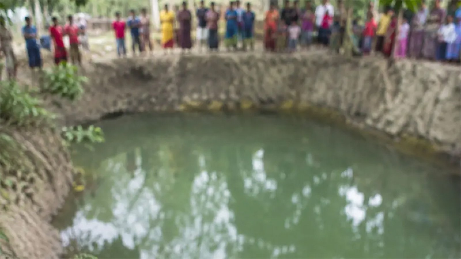 গভীর গর্তে পড়ে ভাই-বোনের মৃত্যু