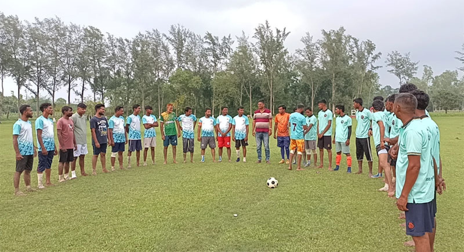 বদলগাছীতে ইটভাটার শ্রমিকদের হাসি-আনন্দে প্রীতি ফুটবল ম্যাচ