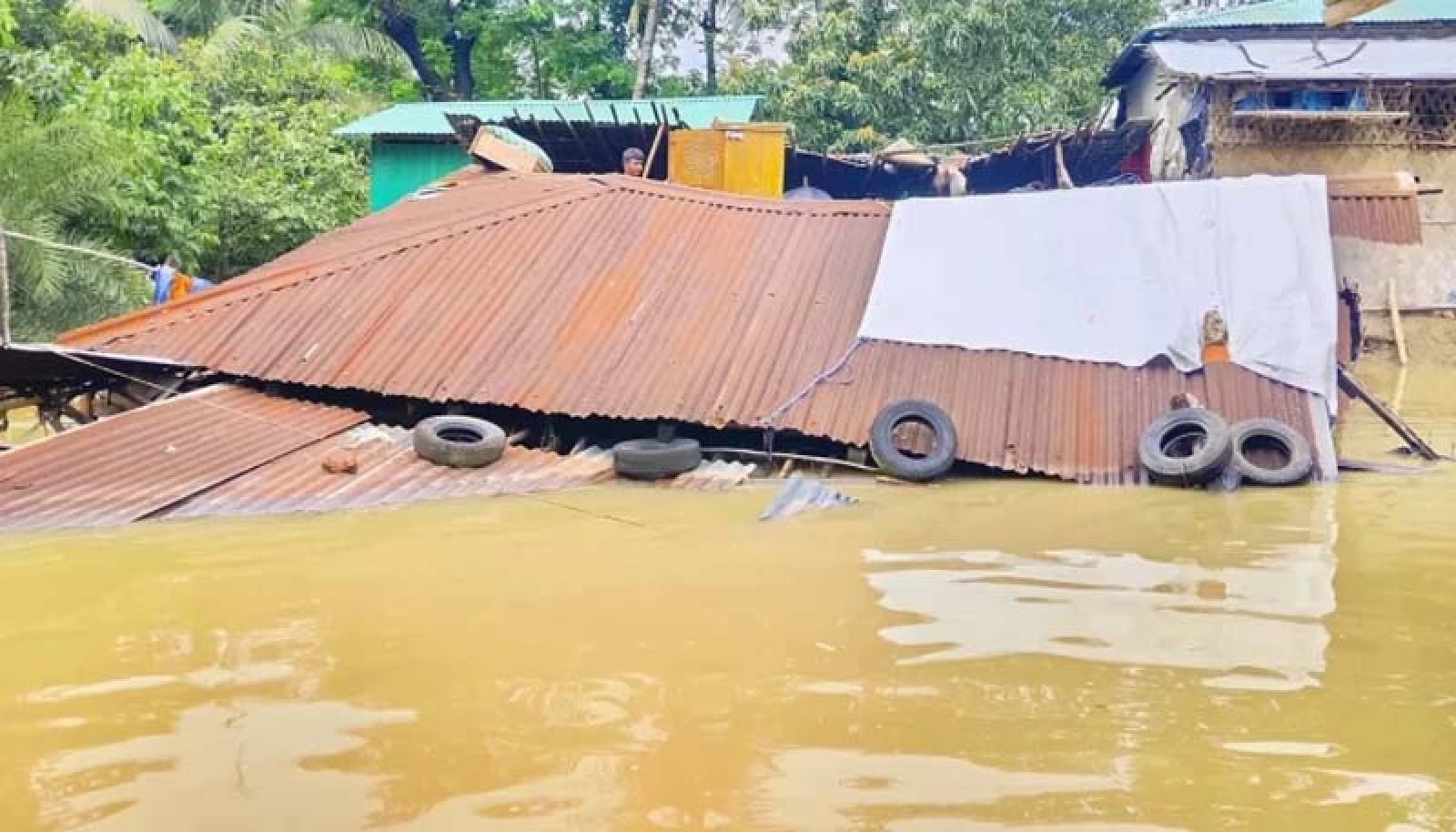 বাঁশখালীতে  খাদ্য ও বিশুদ্ধ পানির জন্য হাহাকার
