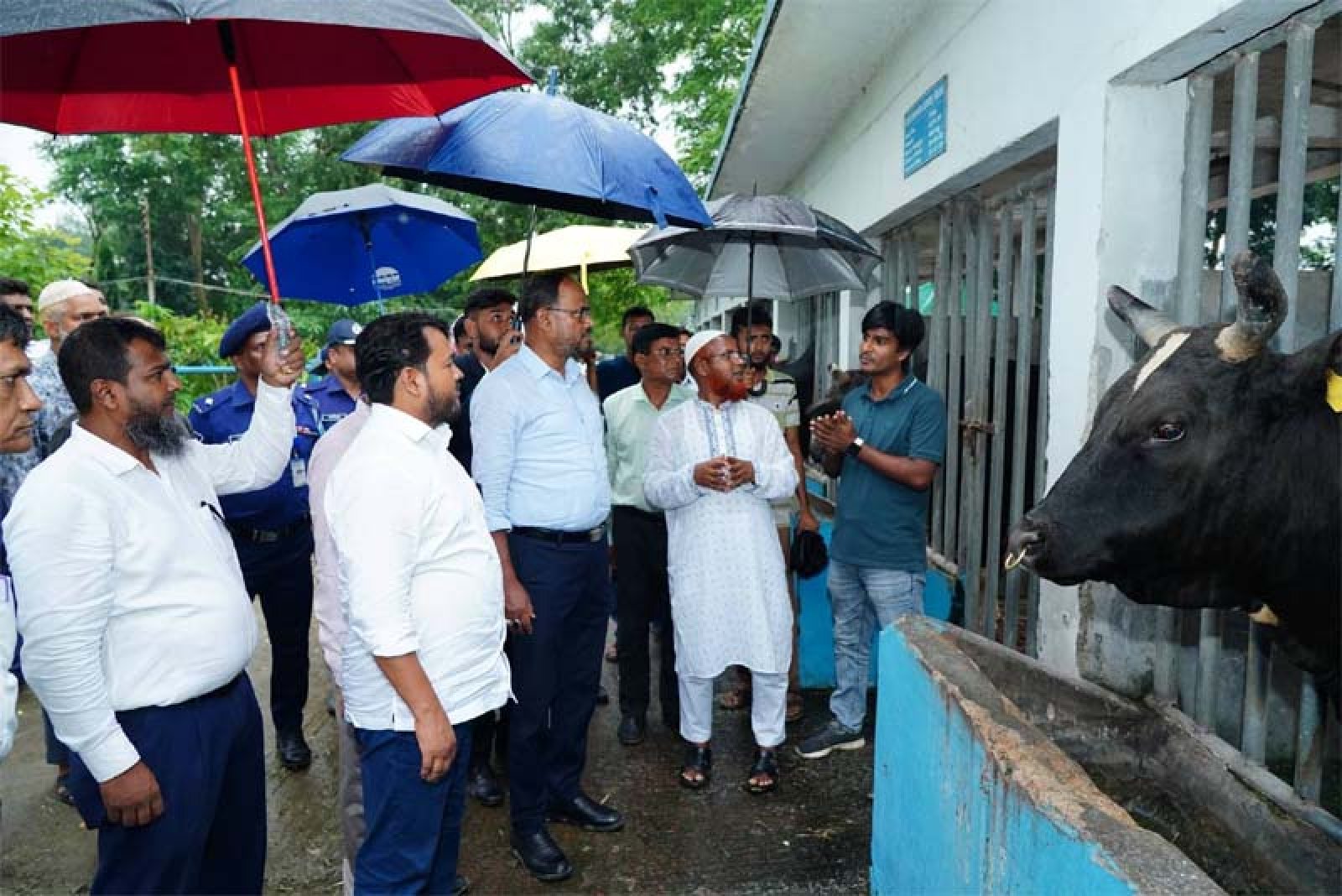 রাজাবাড়ী হাটে আঞ্চলিক কৃত্রিম প্রজনন  গবেষণাগার পরিদর্শনে মৎস্য ও প্রাণিসম্পদ প্রতিমন্ত্রী