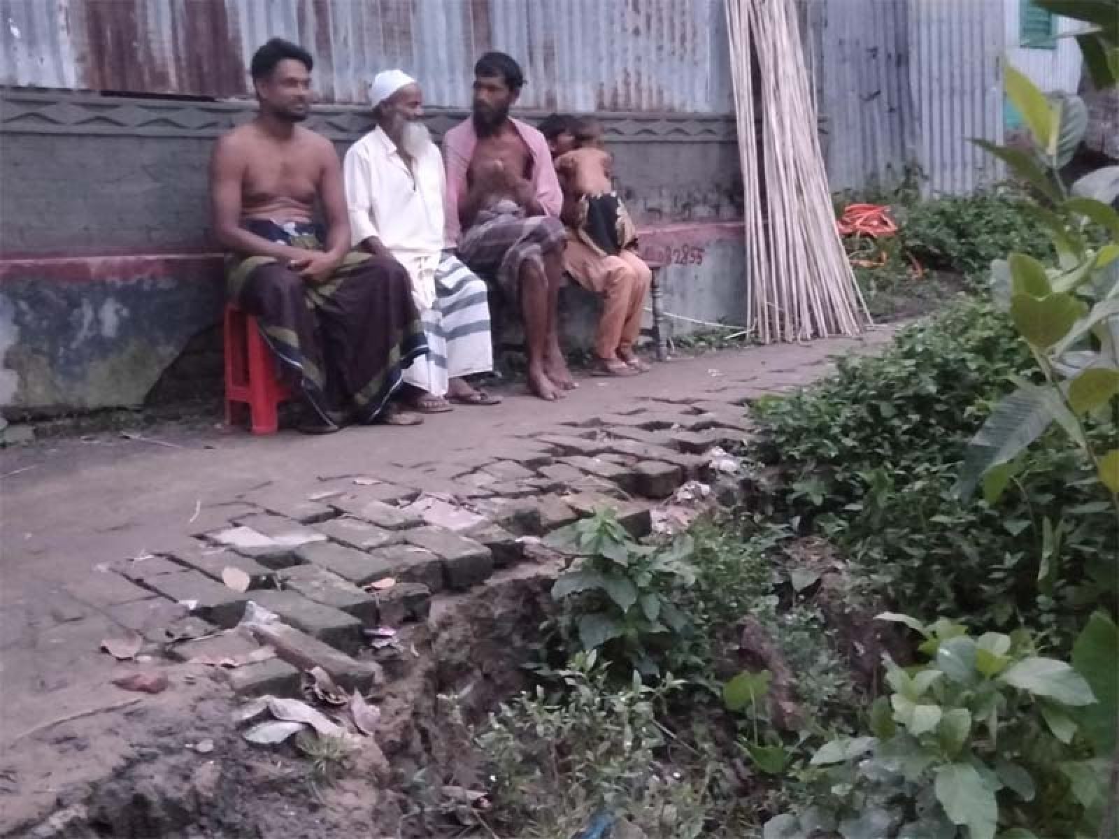 অতি বৃষ্টি ও প্রাকৃতিক দুর্যোগ রায়গঞ্জের জনগুরুত্বপূর্ণ একটি সড়কে ধস যানচলাচল ব্যহত