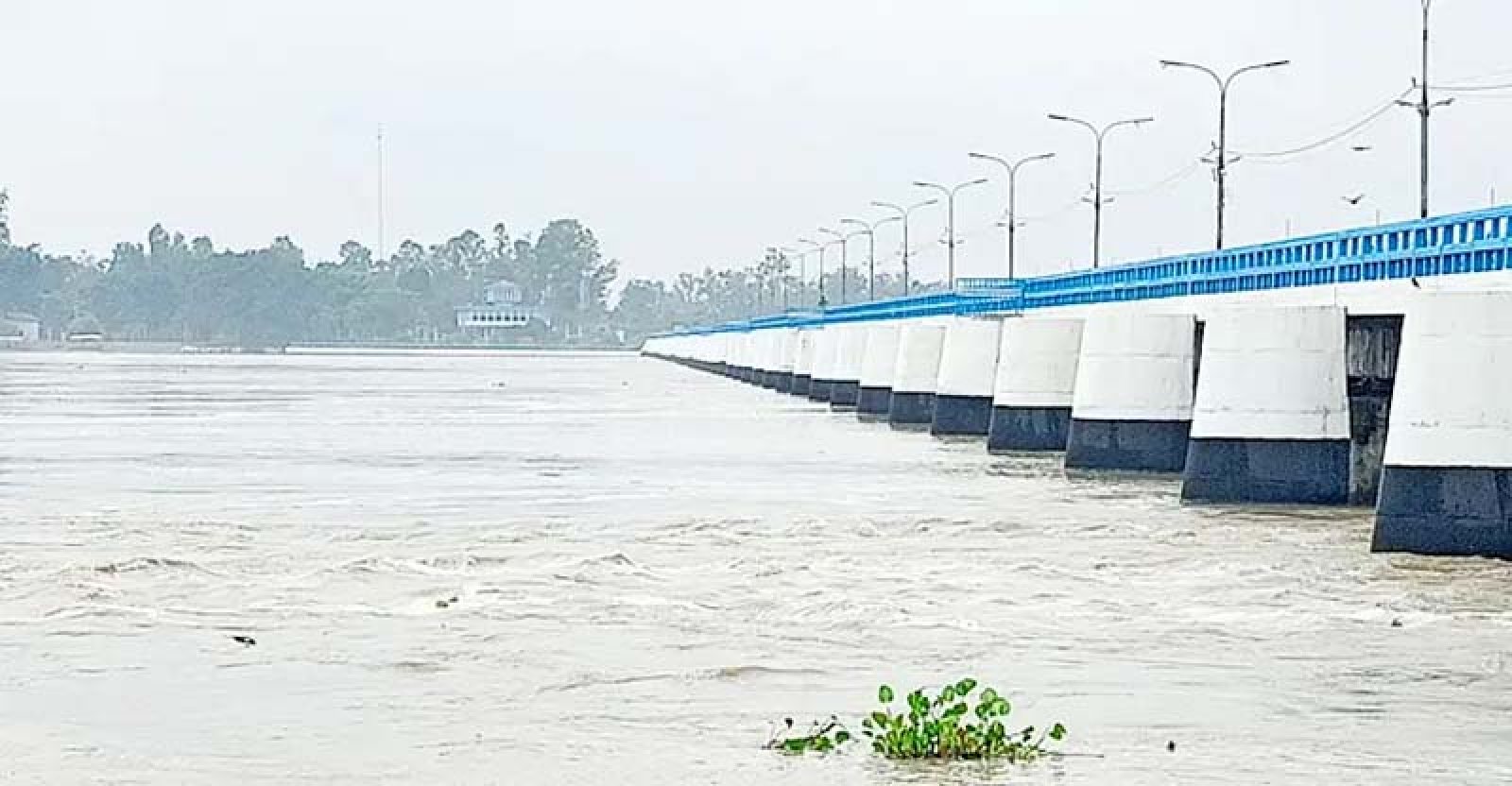 তিস্তা পানি বিপৎসীমার ছুঁই ছুঁই ,খুলে দেওয়া হয়েছে  ৪৪টি জলকপাট