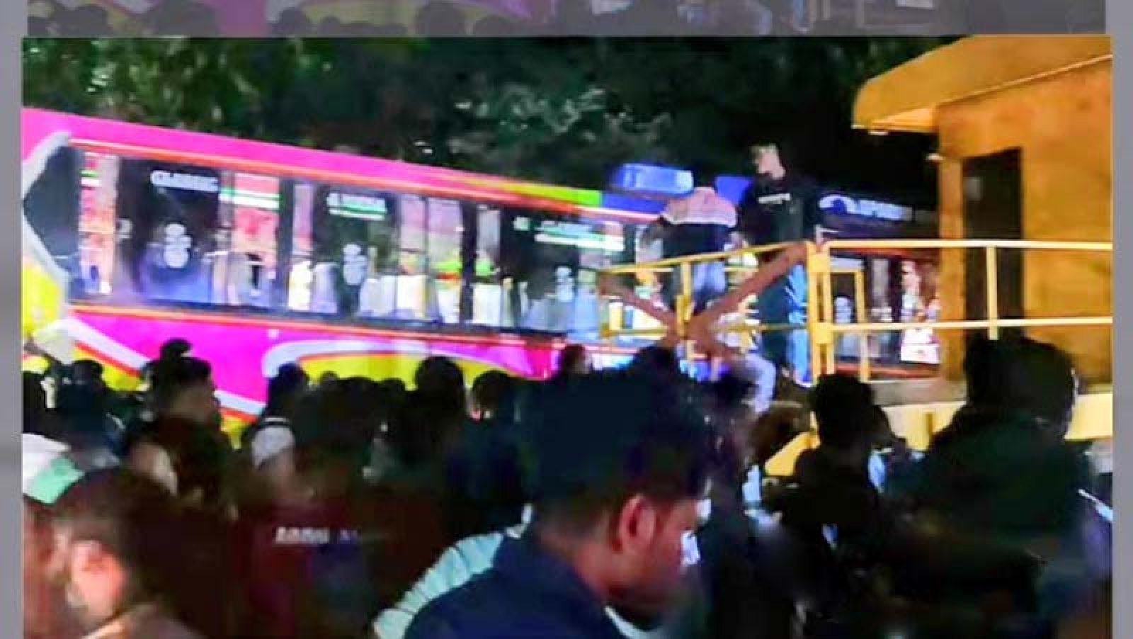ট্রেনের বিচ্ছিন্ন বগির ধাক্কায় দুমড়ে-মুচড়ে গেল তিন যান, নিহত ২,আহত ৫