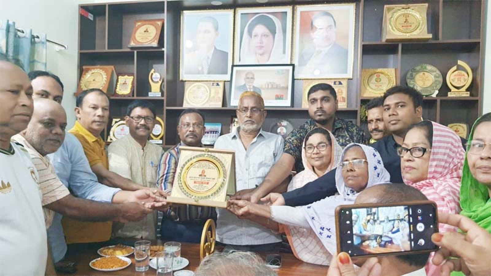 পুঠিয়া-দূর্গাপুর এমপির সাথে বাপা জেলা ও উপজেলা নেতৃবৃন্দের মতবিনিময় ॥ পরিবেশ রক্ষার উদ্যোগ গ্রহণ করায় সম্মাননা স্মারক প্রদান