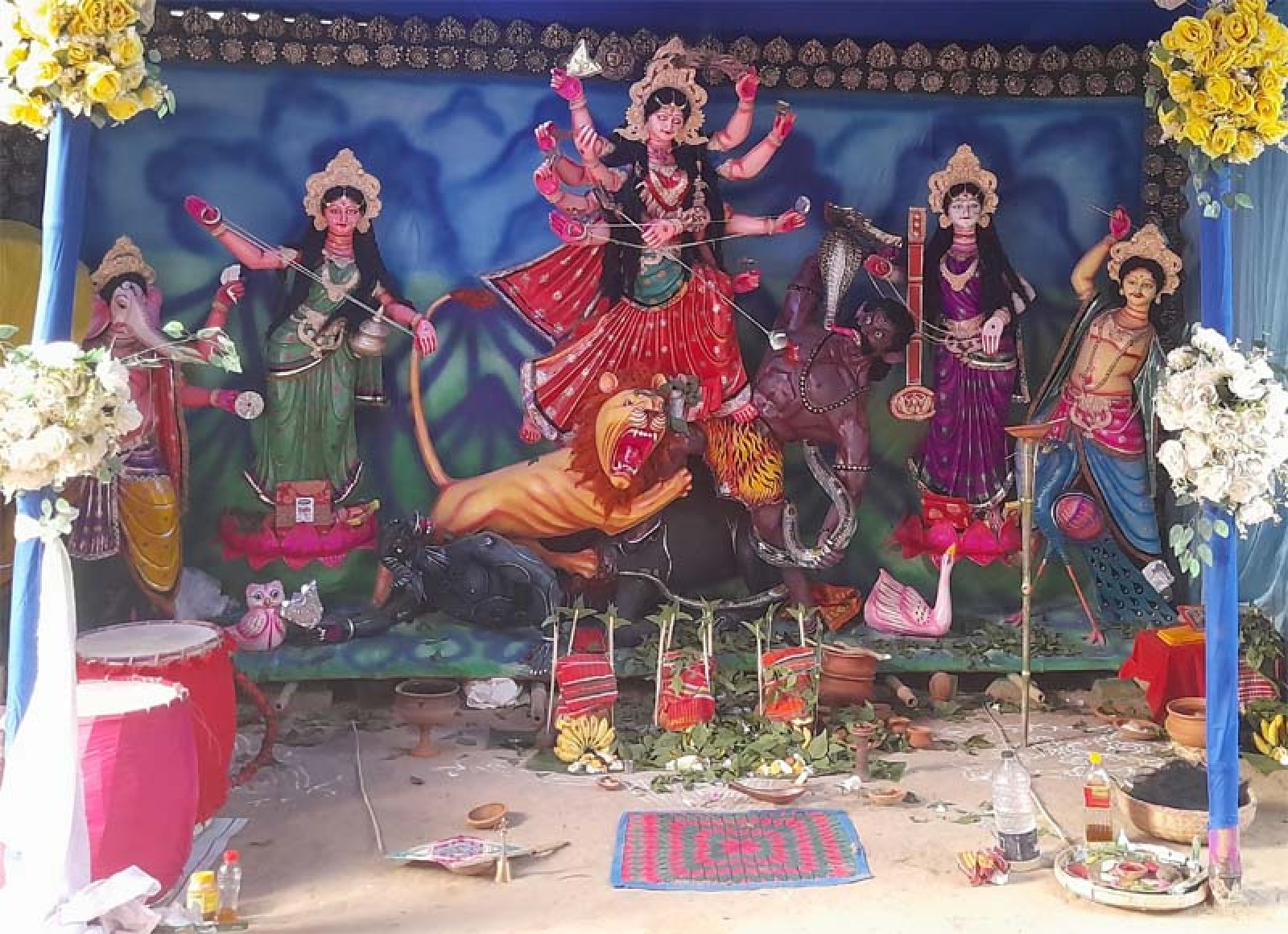 স্বাধীনতার পরে  প্রথম দুর্গাপূজা, পুরোগ্রামে  উৎসবের আমেজ