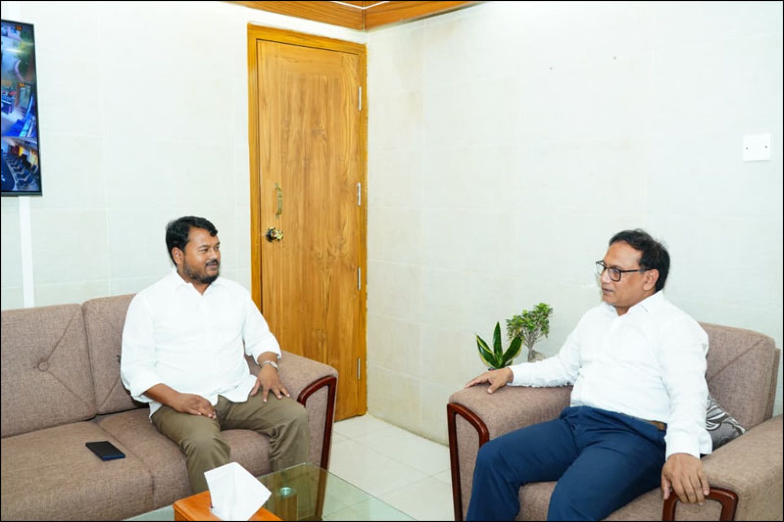 রাজশাহী বিভাগীয় কমিশনারের সাথে  রাসিক প্রশাসকের সৌজন্য সাক্ষাৎ