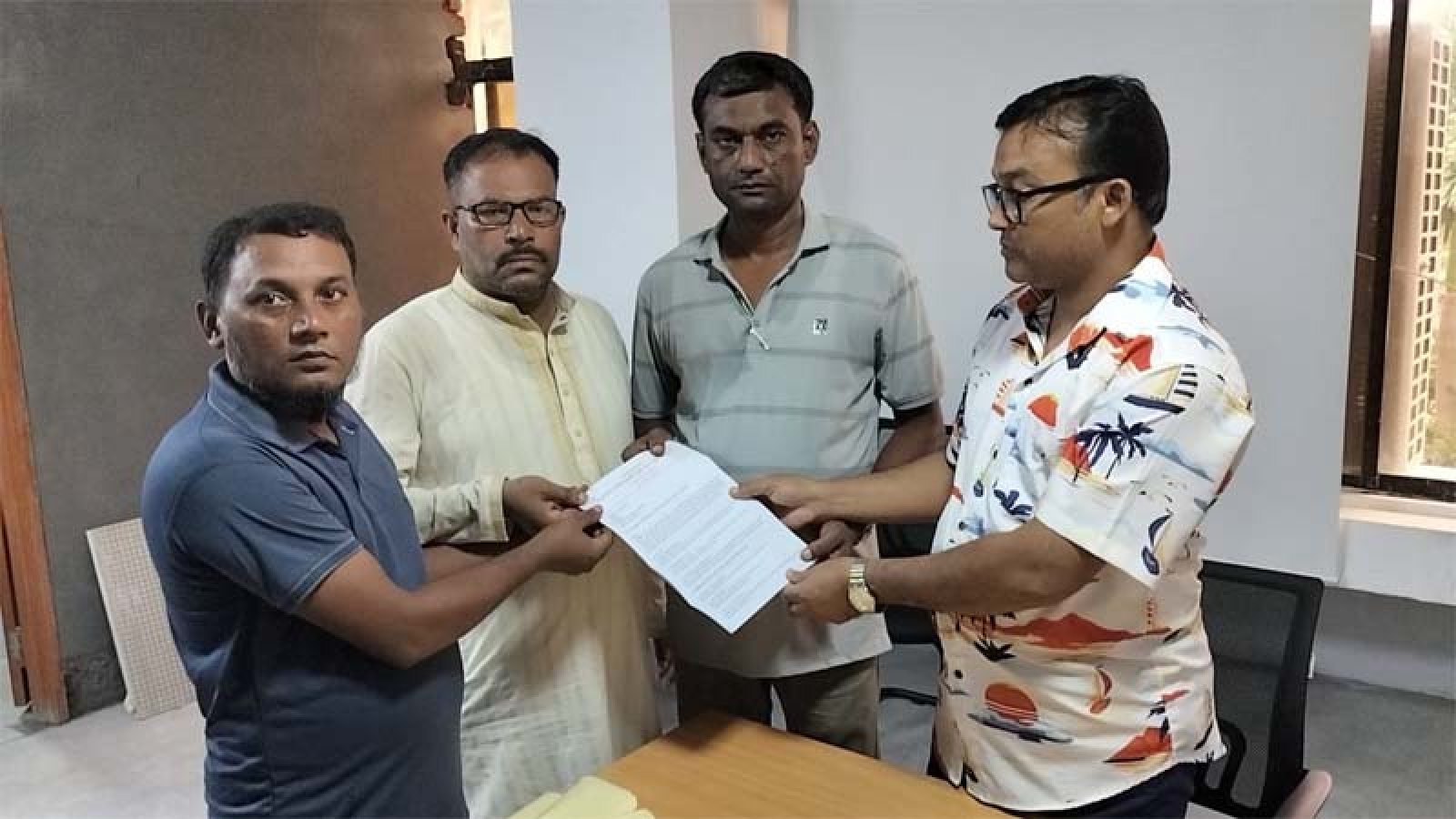 ১১ দফা দাবি বাস্তবায়নের দাবিতে রিকশা-অটোভ্যান চালকদের স্মারকলিপি প্রদান