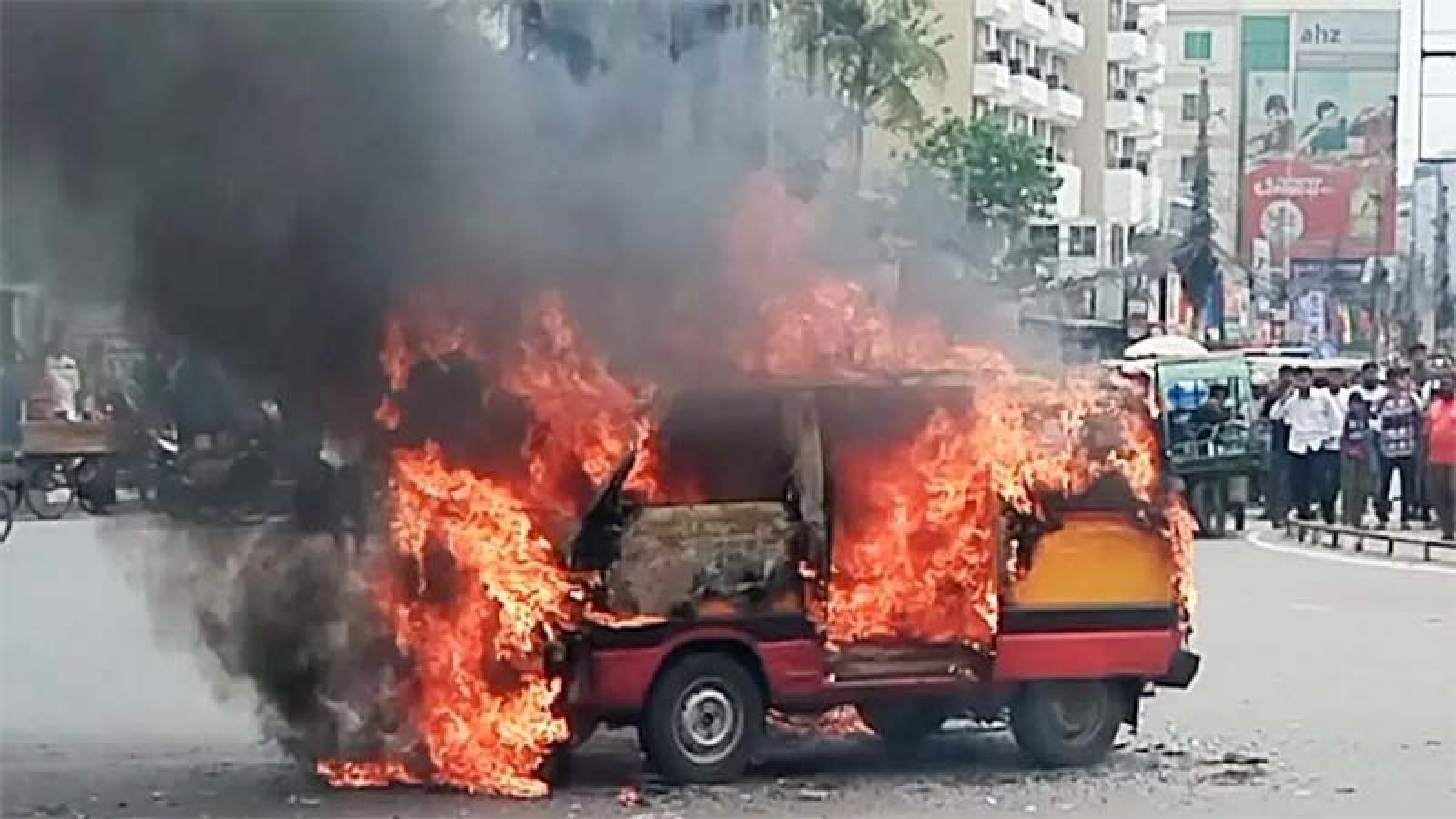 খুলনায় চলন্ত অ্যাম্বুলেন্সে অগ্নিকাণ্ড
