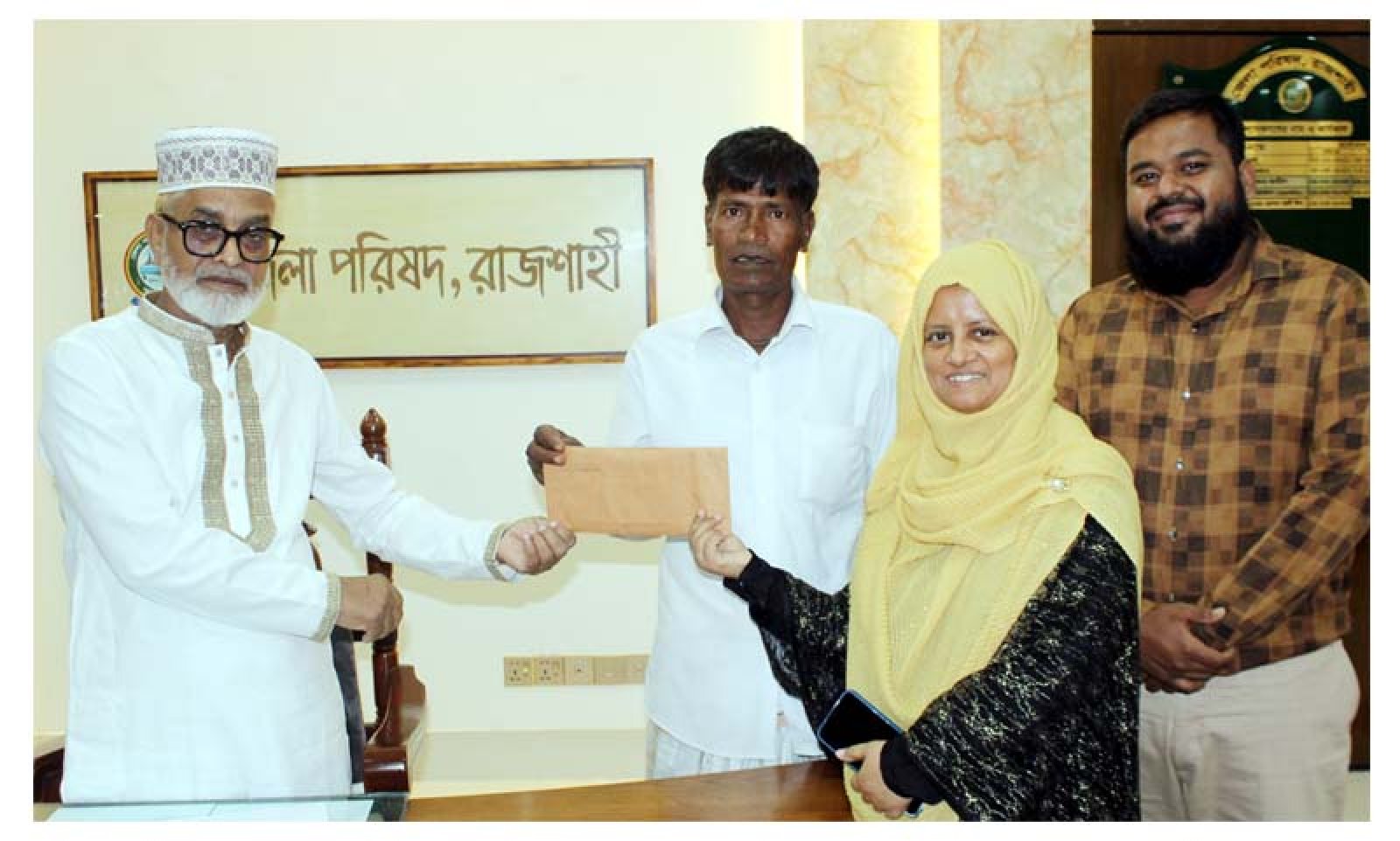 রাজশাহীতে ১৭৭ পূজামণ্ডপে ১৪ লাখ ১০ হাজার টাকা অনুদান দিল জেলা পরিষদ