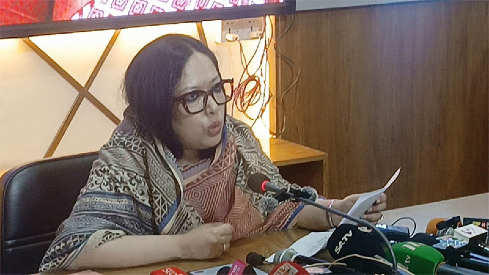 ডিসি আমাকে কোন এখতিয়ারে শোকজ করে?