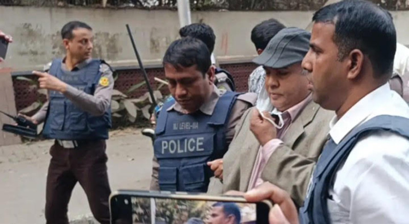 ধানমন্ডি-৩২ এ শ্রদ্ধা জানাতে এসে  ঢাবি অধ্যাপকসহ আটক ৫