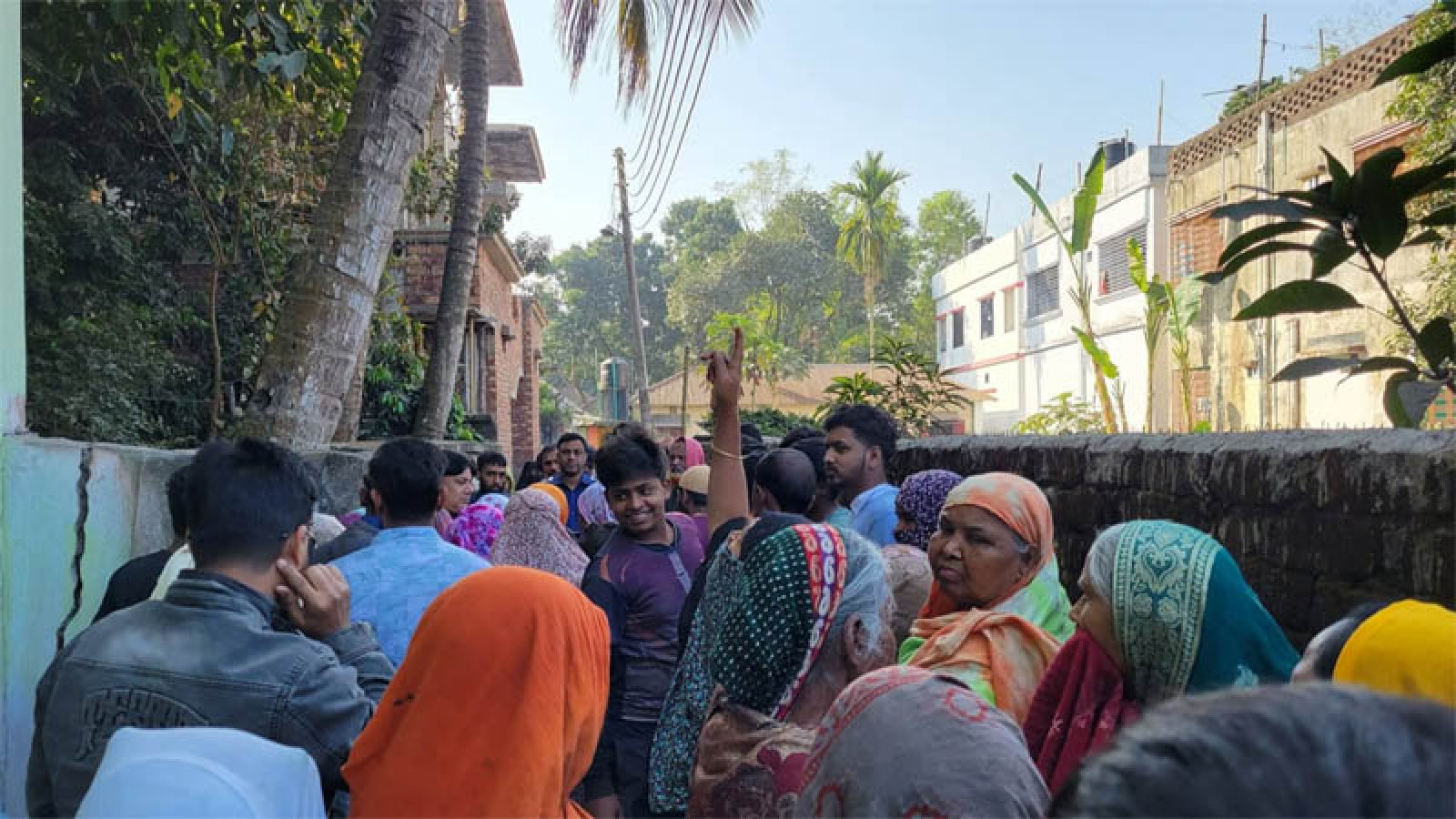 ডাব পাড়তে গিয়ে গাছ থেকে পড়ে যুবকের মৃত্যু