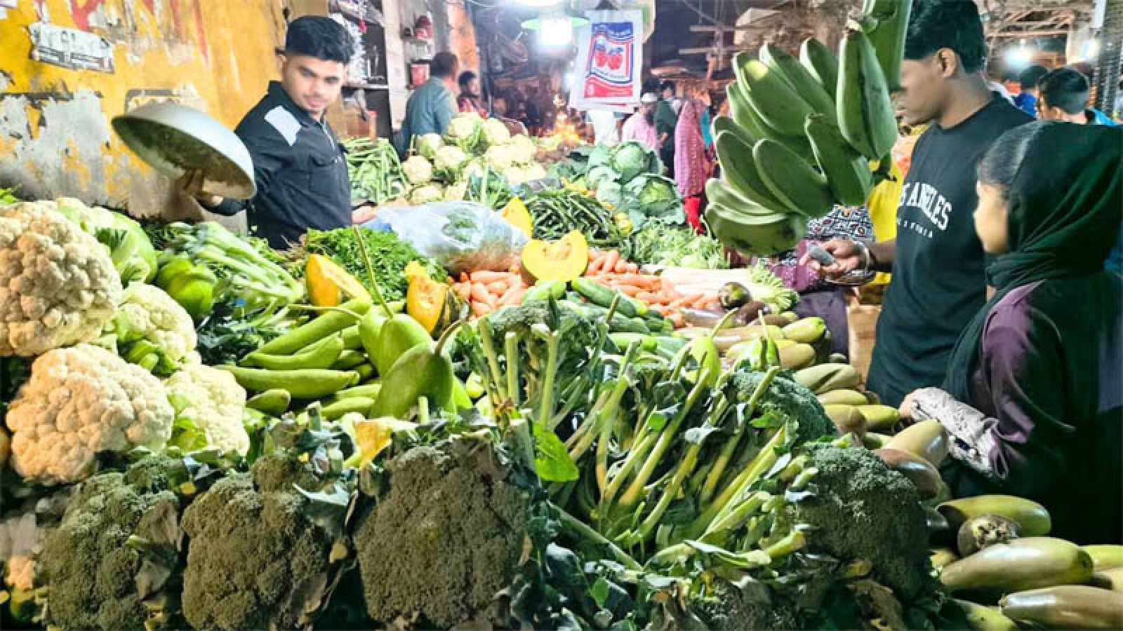 সরবরাহ কম, অস্থির সবজির বাজার