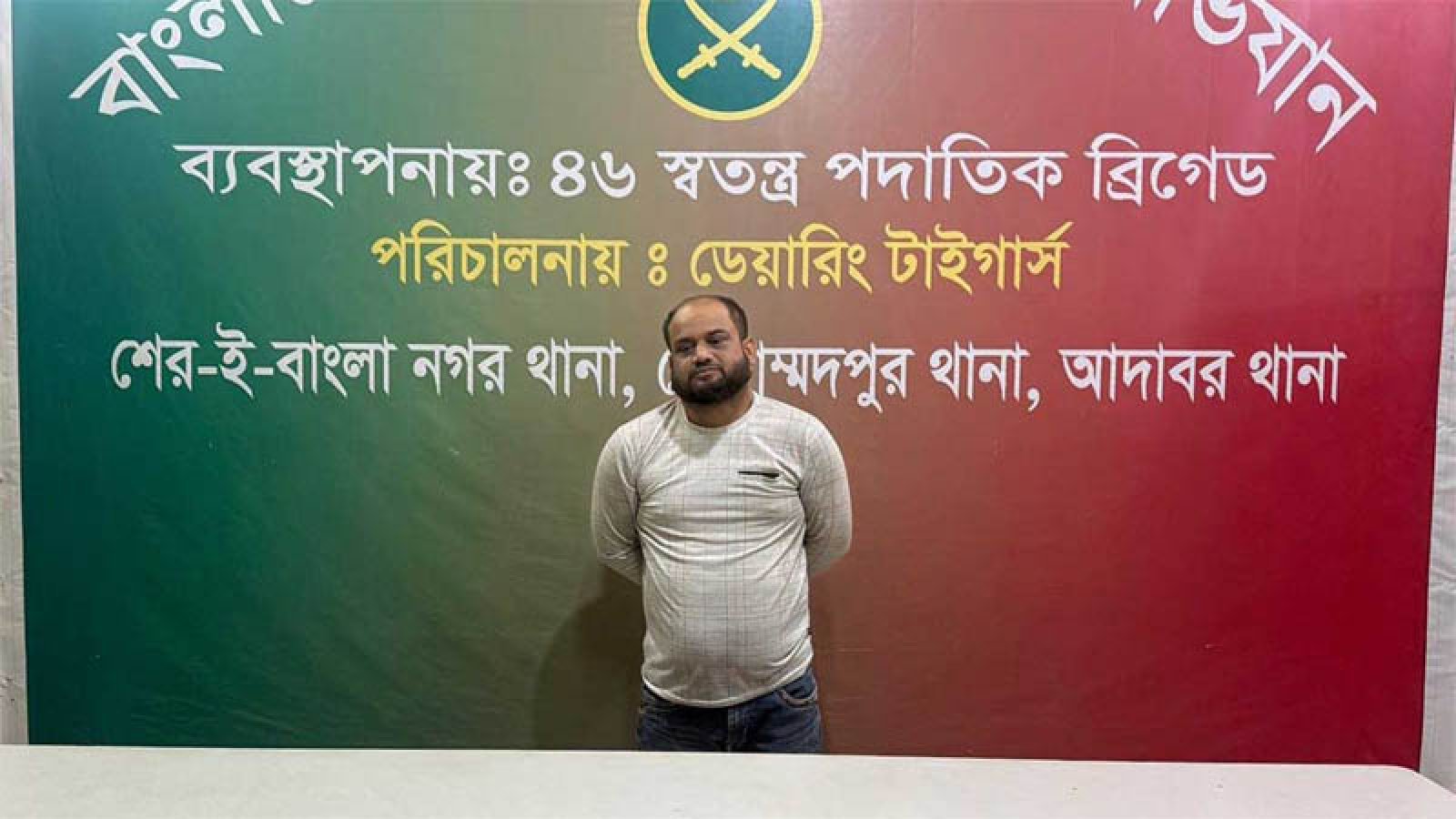 মোহাম্মদপুরে সেনা অভিযানে দুটি বিদেশি পিস্তলসহ সন্ত্রাসী আটক