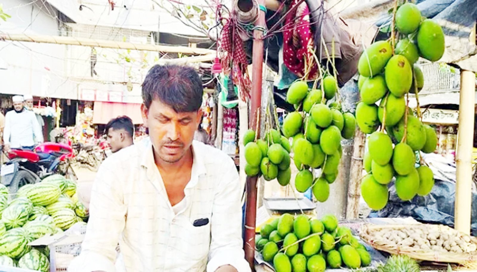 অসময়ে বাজারে কাঁচা আম