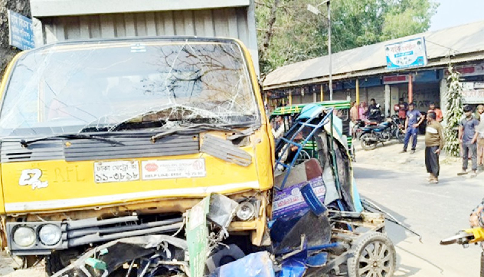 কাভার্ড ভ্যানের ধাক্কায় দুই যাত্রী নিহত