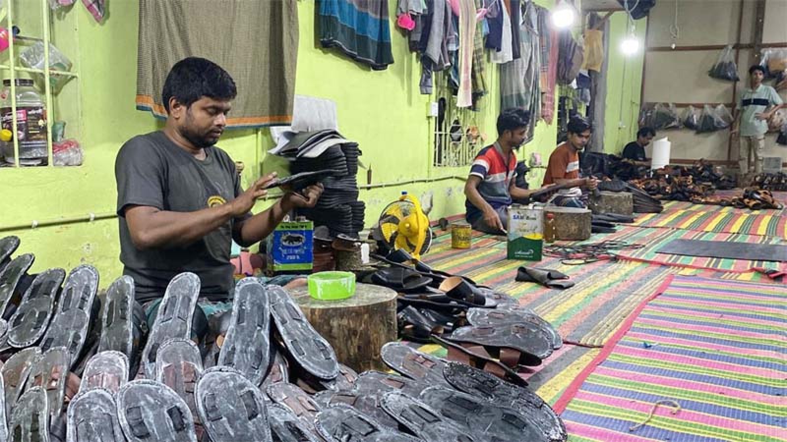 ঈদুল ফিতরকে সামনে রেখে ব্যস্ত জুতা তৈরির কারিগররা