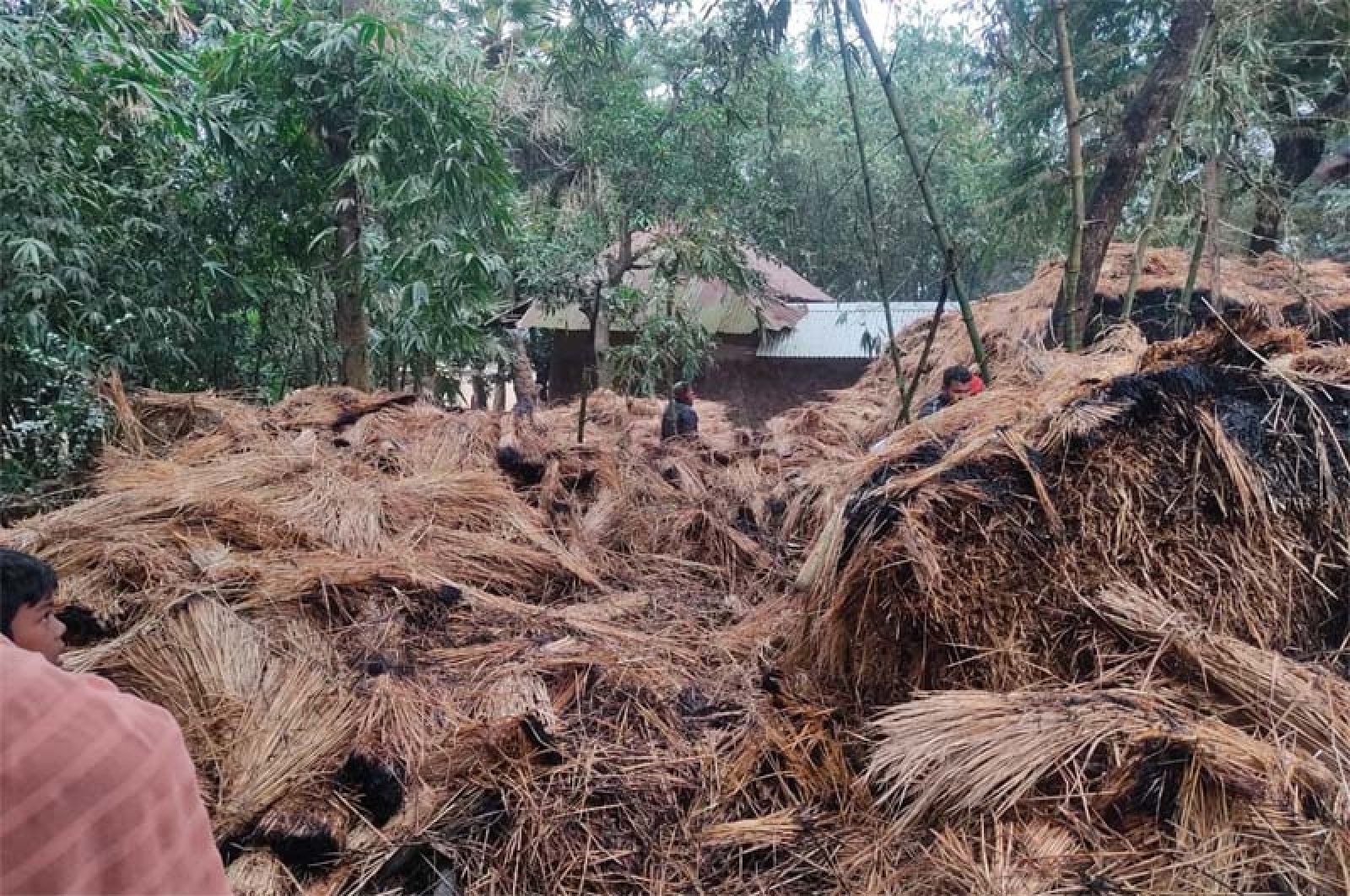নিয়ামতপুরে দুর্বৃত্তদের 'প্রতিহিংসার' আগুনে পুড়ে ছাই কৃষকের খড়ের গাদা