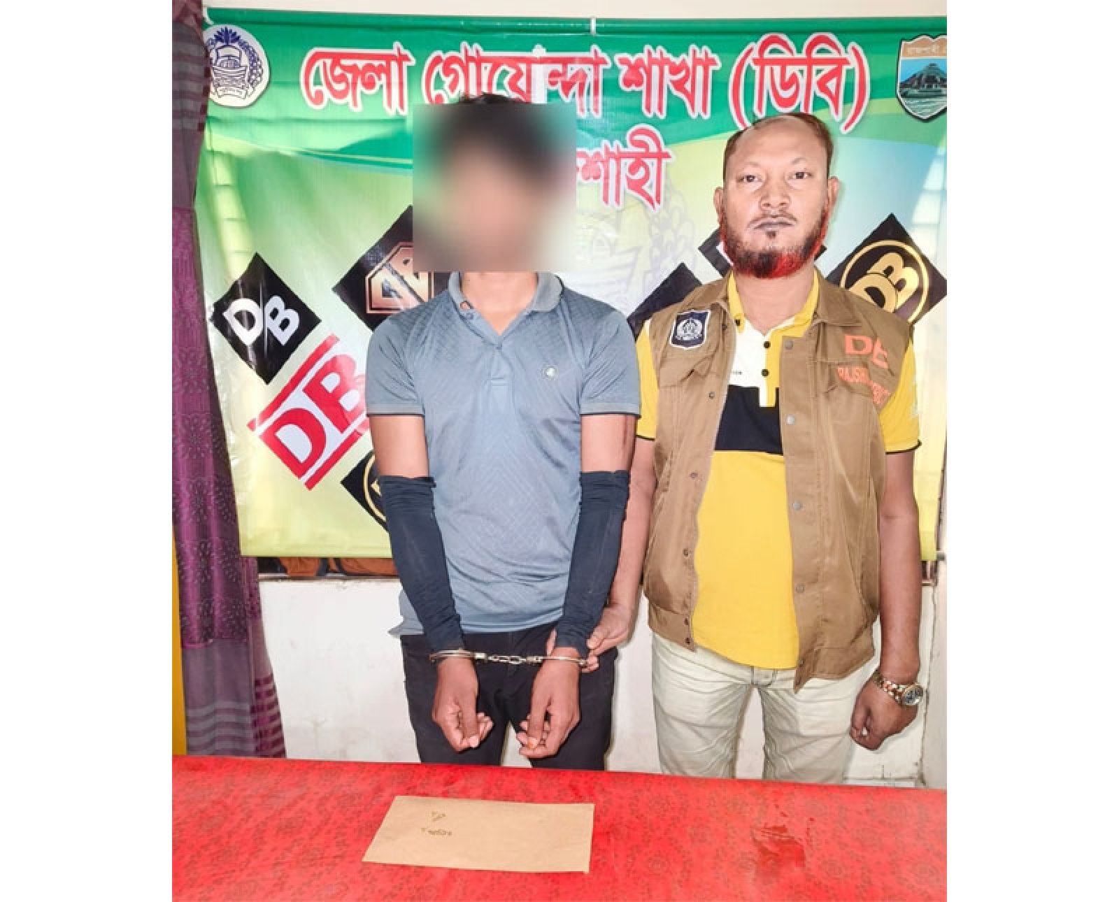 গোদাগাড়ীতে ডিবি পুলিশের অভিযানে ১০০ গ্রাম হেরোইনসহ একজন গ্রেফতার