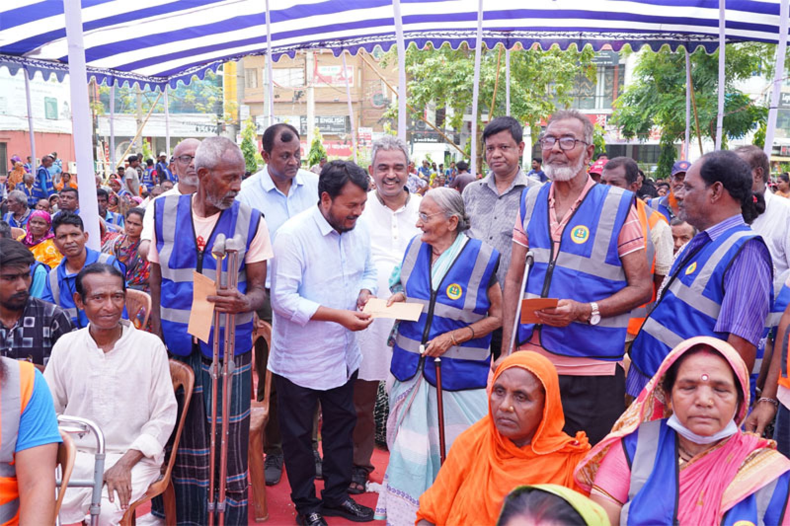 প্রধানমন্ত্রীর ঈদ উপহার পেলেন রাসিকের ১২৩৭ জন পরিচ্ছন্নতাকর্মী