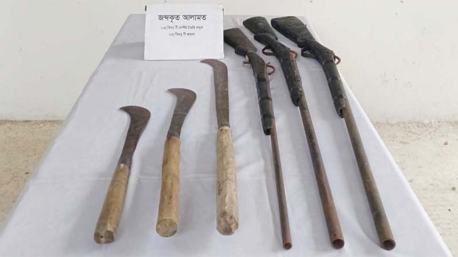 র‌্যাবের অভিযানে বন্দুক ও ধারালো অস্ত্র উদ্ধার